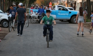 Los chicos estrenaron nuevo pavimento de calle Dorrego con una bicicleteada