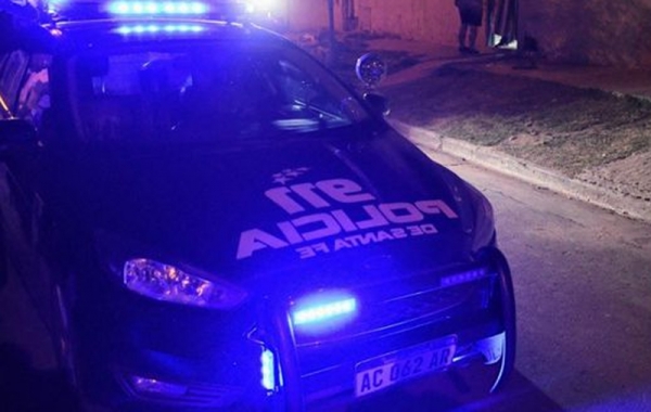 Padre e hijo se golpearon y luego se unieron para pelear contra la policía