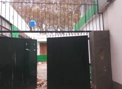 Detienen a un muchacho hurtando comida en una escuela