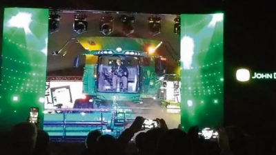 John Deere presentó su nueva serie de cosechadoras