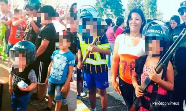 Niños armados en los festejos del día del niño en Capitán Bermúdez