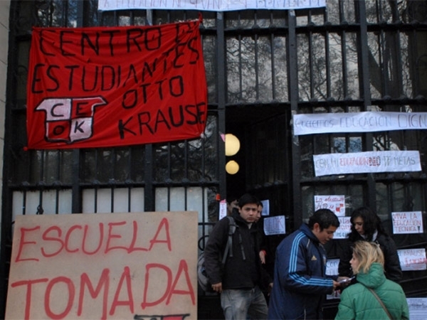  Estudiantes mantienen la toma en 32 secundarios porteños y buscan sumar más colegios 