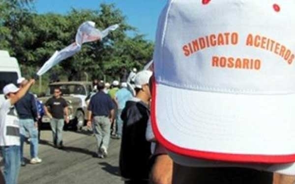Continúa el conflicto con el sindicato aceitero