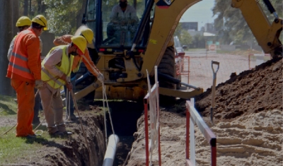 Firman dos convenios para continuar la obra de cloacas en Baigorria