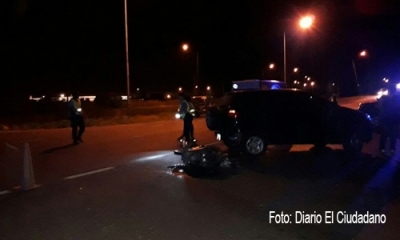 Mueren dos motociclistas al chocar con un auto en Ybarlucea