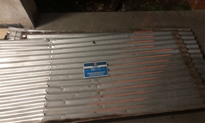 Roba chapas y lo detienen