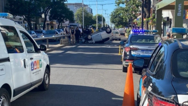 Murió una mujer tras sufrir un paro y volcar con su auto