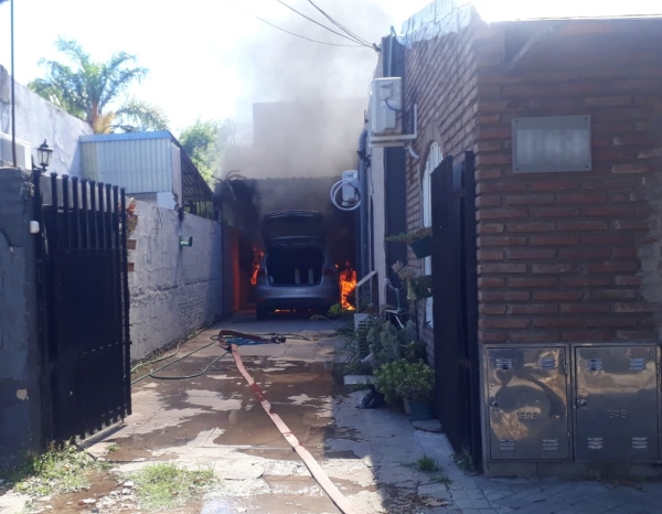 Un auto se incendió dentro de un garaje