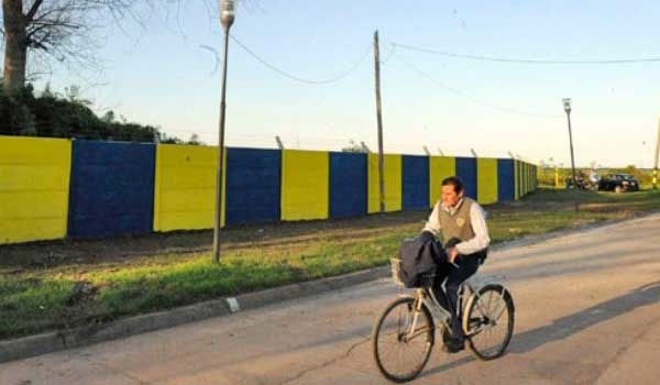 Central hizo un muro en la Ciudad Deportiva, limitando la vista al río
