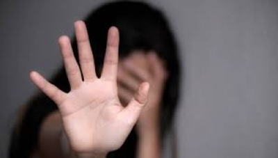 Prisión por tres meses para un hombre acusado de agredir a su pareja y a su ex