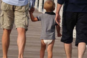 La ciudad celebra la primera adopción de pareja homosexual