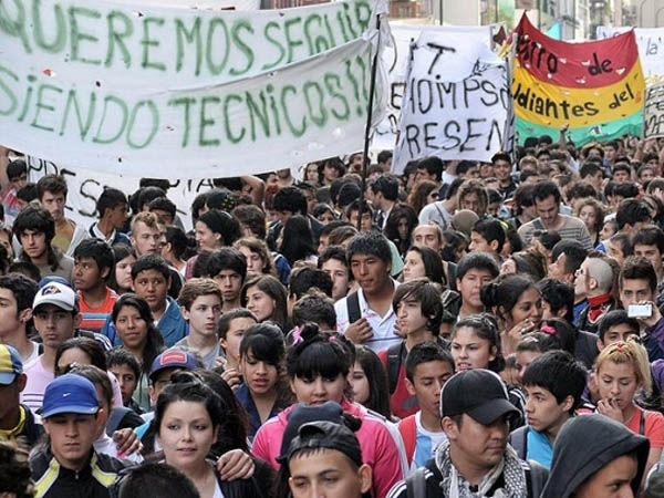 Estudiantes porteños marcharon hacia el Ministerio de Educación de la Ciudad 