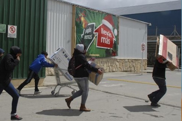 Dan créditos subsidiados a comercios saqueados el pasado diciembre