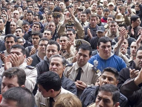 Tras la reunión, sigue la protesta de los gendarmes