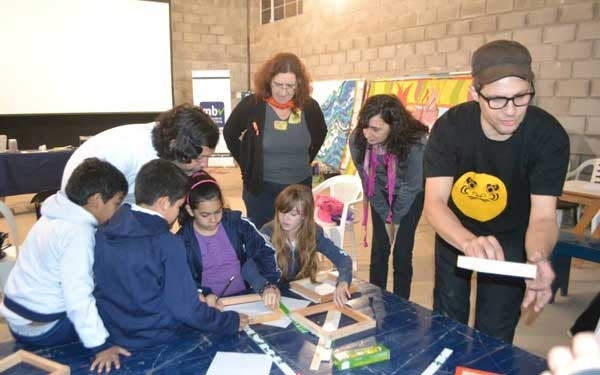 Se construyen mosaicos para la memoria