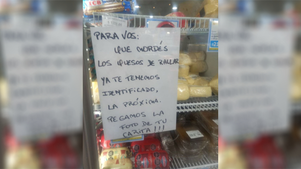 “Para vos que mordés los quesos de rallar”: el insólito cartel en un comercio local