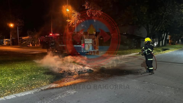 Bomberos sofocaron el incendio de un contenedor en barrio Los Robles