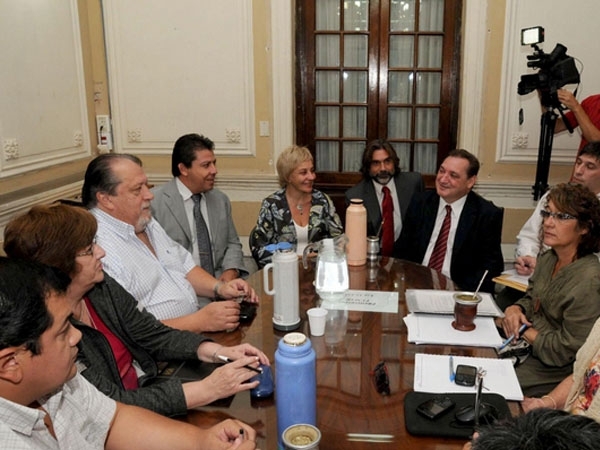 La provincia convocó a los gremios docentes para tratar el tema salarial la semana que viene