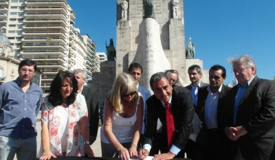 Cachi Martínez y Joaquín de la Torre acompañaron a candidatos a intendentes en la firma del acta de un compromiso por la seguridad