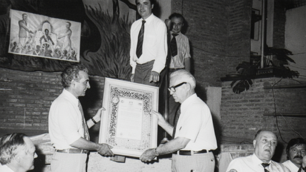Diciembre del 75'. El gobernador Carlos Sylvestre Begnis da el diploma que nombre a Piruque Acosta como intendente de Granadero Baigorria