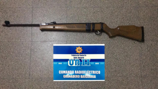 Un joven intentó robarle el celular a su abuela y la amenazó con un rifle de aire comprimido