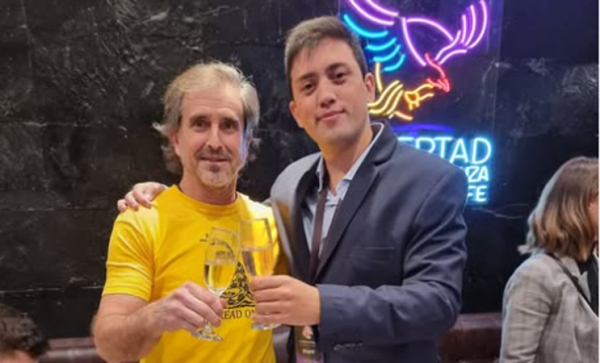 Leonel Montesanto posa para la foto con Bertie Benegas Linch