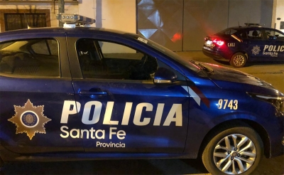 Un joven agrede al personal policial y rompe un móvil