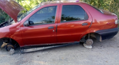 Encuentran un auto semi desmantelado, en la zona rural de Baigorria