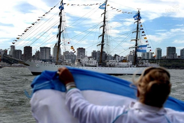 "Hoy más que nunca patria sí, colonia no"  