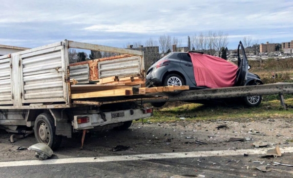 Un auto se cruzó de carril, chocó a otro y la conductora murió