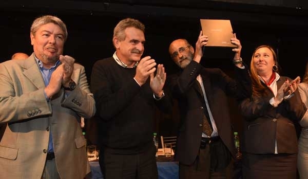 Rossi entregó Actas de la dictadura a la Asociación Bancaria de Rosario