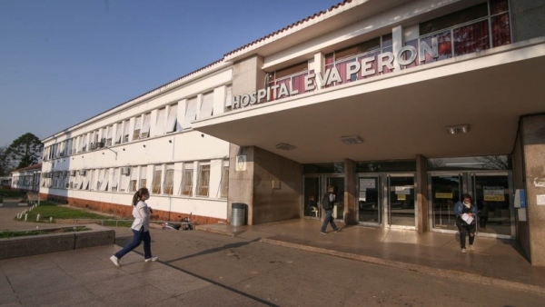 Lo balean en intento de robo y llega al hospital manejando su moto