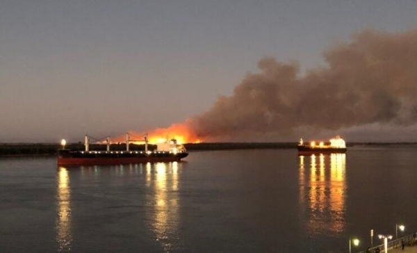 Una cuadrilla de vecinos se enfrenta al fuego en las islas