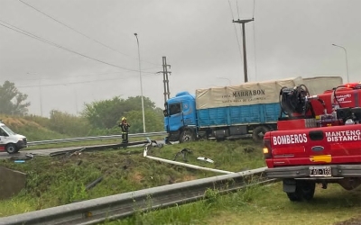 Espectacular despiste de auto y camión en la autopista Rosario-Santa Fe