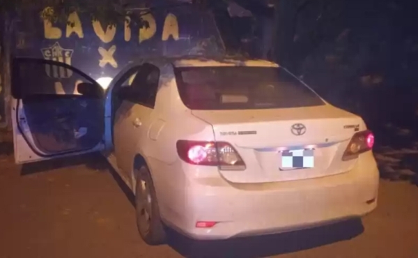 Escapaba de la policía y terminó estrellado contra un árbol