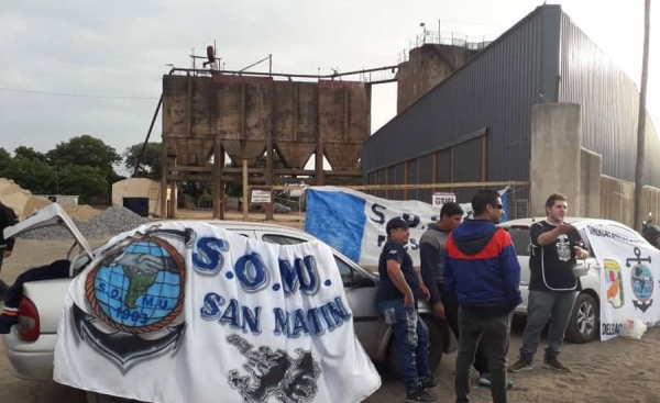Marítimos siguen de paro y las areneras siguen sin tener actividad