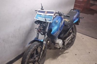Un niño y su padrastro arrestados por el robo de una moto