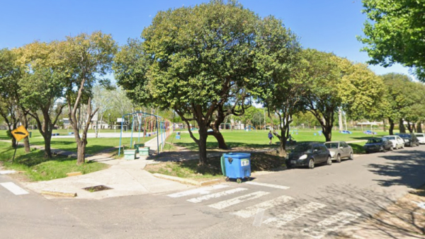 Queja de vecinos por ruidos molestos durante actividades religiosas en la plaza 25 de mayo