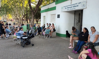 Madres amanecen en la puerta de la 127 para inscribir a sus hijos a primer grado