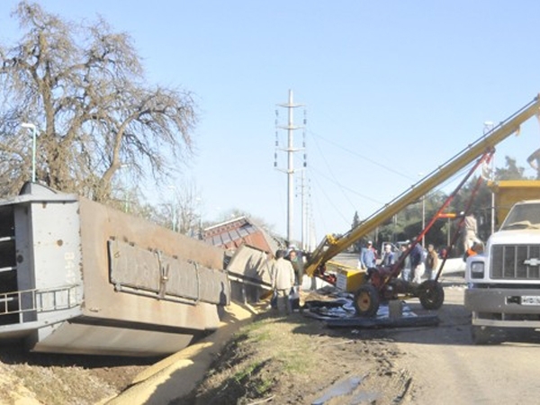 Puerto San Martín: descarriló un tren y afectó el servicio de luz