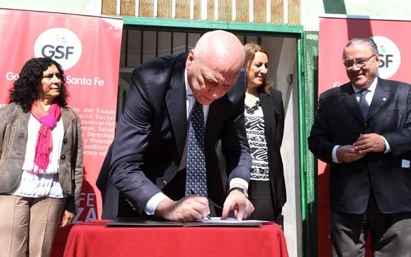 El gobernador firmó el contrato para hacer cloacas que beneficiarán a 11 mil rosarinos