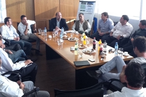 Omar Perotti junto a industriales en Pérez