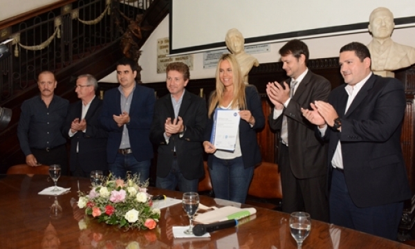 Daniela León recibió el diploma de IRAM que certifica el Sistema de Gestión de Calidad implementado en la gestión de compras y contrataciones