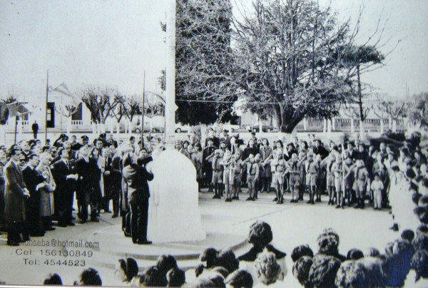 Acto en la plaza 9 de julio en acto patrio en 1960, junto al presidente comunal Guillermo Falletti. 