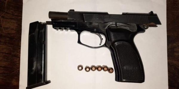 Disturbios en el corralón de Baigorria: un detenido con un arma del FBI