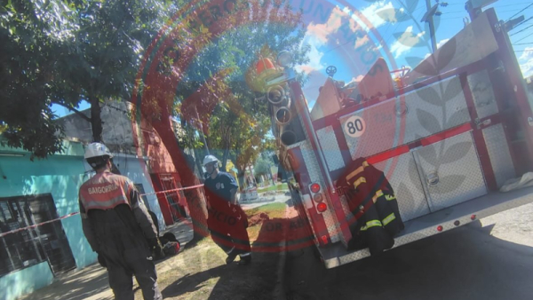 Bomberos asistieron a un hombre que se descompensó mientras trabajaba en altura