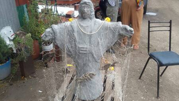 El Cristo de los Pescadores Malvinero ya peregrina rumbo al cementerio de Darwin