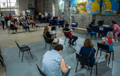Comenzaron a vacunar contra el coronavirus a docentes de la ciudad