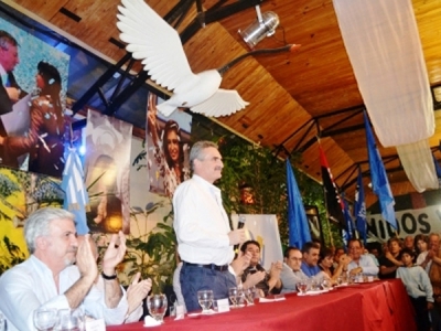 "A la Argentina la conduce el poder político democrático o el rumbo lo definen las corporaciones" 