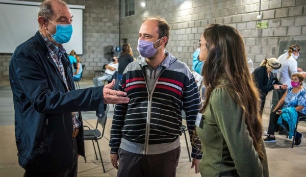 Maglia recibió al decano de Medicina en el Centro Vacunatorio de Baigorria